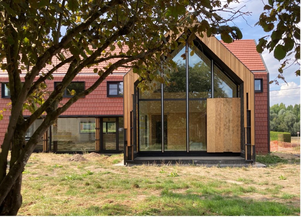 Façade principale de la maison bioclimatique en ossature bois à Herne